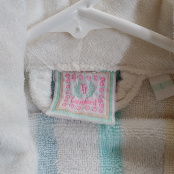 Robe - Picture 2 of 2